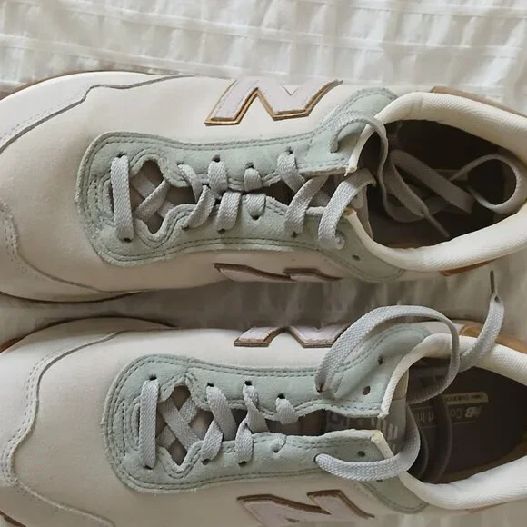 New Balance 574 Women's sneakers size 11 lavender color. like new 1 minor scuff - Picture 3 of 5